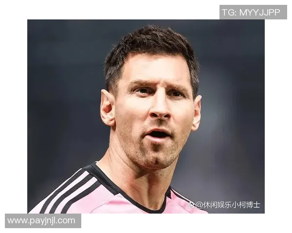 《从街头到绿茵场：足球巨星背后的奋斗与荣耀故事》