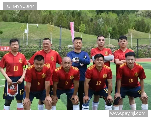 足球巨星赛场鼓掌瞬间展现体育精神与团队凝聚力量